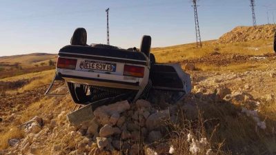 DEVRİLEN OTOMOBİLDEKİ 5 KİŞİ YARALANDI