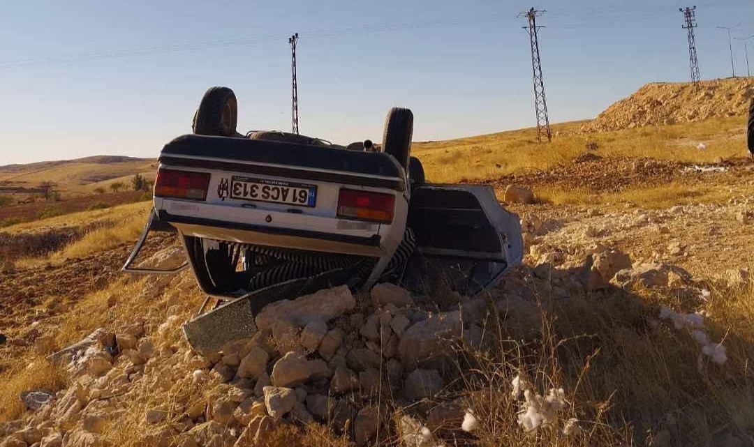 DEVRİLEN OTOMOBİLDEKİ 5 KİŞİ YARALANDI