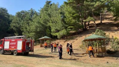 AFYONKARAHİSAR’IN DİNAR İLÇESİNDEKİ ORMANLIK ALANLARDA ÇÖP TOPLAMA FAALİYETİ GERÇEKLEŞTİRİLDİ.