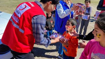 AĞRI'NIN KIZILAY DİYADİN ŞUBESİ GÖNÜLLÜLERİ BAŞLATTIKLARI PROJE İLE İLÇE MERKEZİNE