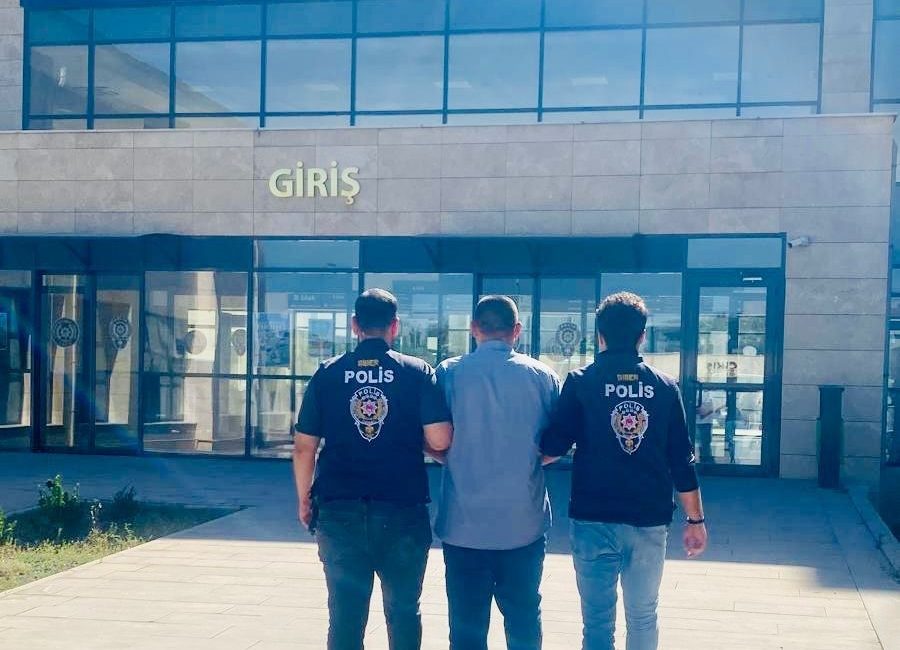 AFYONKARAHİSAR’DA DOLANDIRICILIK SUÇUNDAN 4 YIL HAPİS CEZASIYLA ARANAN ŞAHIS POLİS