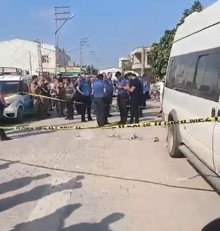 ADANA’DA BİR KİŞİ SOKAK ORTASINDA TARTIŞTIĞI DÜNÜRÜNÜ TABANCAYLA BAŞINDAN VURARAK