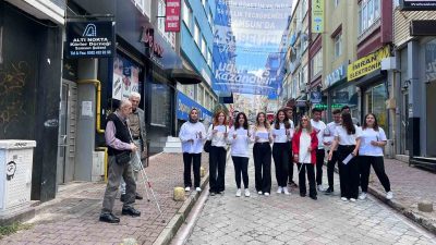 GÖRME ENGELLİLER İLE ÜNİVERSİTE ÖĞRENCİLERİ TRAFİK IŞIKLARI OLMAYAN YERDE YOLUN