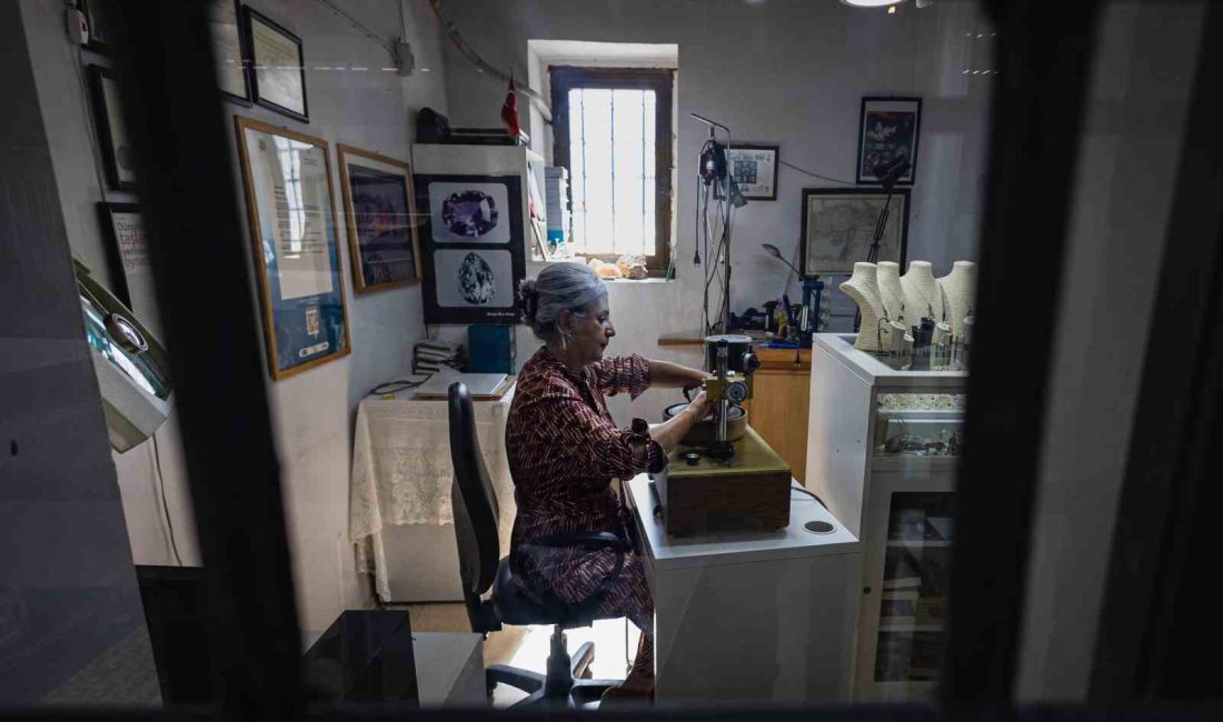 İZMİR’DE YAŞAYAN GÜLAY ATICI ERTAN (50), DEĞERLİ TAŞLARIN SAYILI KESİM