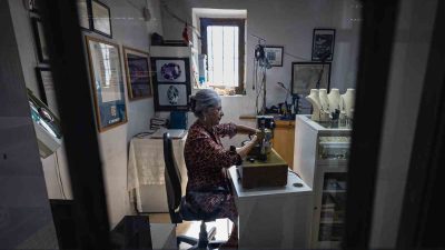 İZMİR’DE YAŞAYAN GÜLAY ATICI ERTAN (50), DEĞERLİ TAŞLARIN SAYILI KESİM