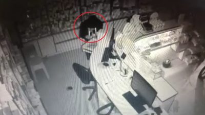 ANTALYA’NIN SERİK İLÇESİNDE GECE SAATLERİNDE BİR ECZANEYE GİREN HIRSIZ, KASADAKİ