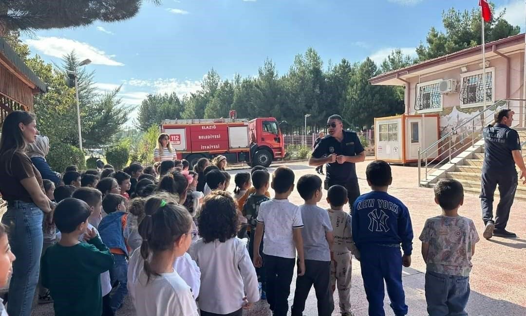 ELAZIĞ'DA  İTFAİYECİLERDEN  ÖĞRENCİLERE YANGIN KONUSUNDA EĞİTİM