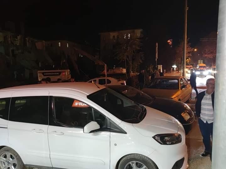 ELAZIĞ’DA 4 ARACIN KARIŞTIĞI TRAFİK KAZASINDA ARAÇLARDA BULUNANLAR YARALANMAZKEN, KAZADA
