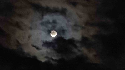 ELAZIĞ'DA AY'IN BULUTLAR ARASINDA GEÇİŞİ HAYRANLIK UYANDIRDI