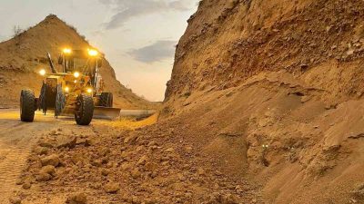 MEYDANA GELEN 5,9 BÜYÜKLÜĞÜNDEKİ DEPREMDE ELAZIĞ'DA  KÖY YOLLARINA DÜŞEN