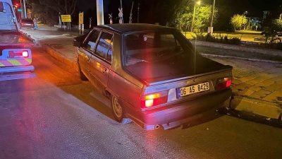 ELAZIĞ’DA SÜRÜCÜSÜNÜN DİREKSİYON HAKİMİYETİNİ KAYBETTİĞİ OTOMOBİL, AYDINLATMA DİREĞİNE ÇARPTI. KAZADA