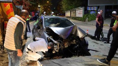 ELAZIĞ’DA OTOMOBİLİN SİNYALİZASYON DİREĞİNE ÇARPMASI SONUCU MEYDANA GELEN KAZADA, 3