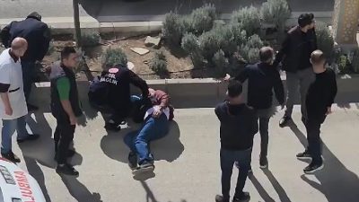 ELAZIĞ’DA YOLUN KARŞI TARAFINA GEÇMEK İSTEYEN YAYA, OTOMOBİLİN ÇARPMASI SONUCU