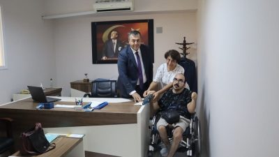 FİZİKSEL ENGELLİ M. EMRE ÖNCEL HAYATINDA YAŞADIKLARI TÜM ZORLUKLARA RAĞMEN