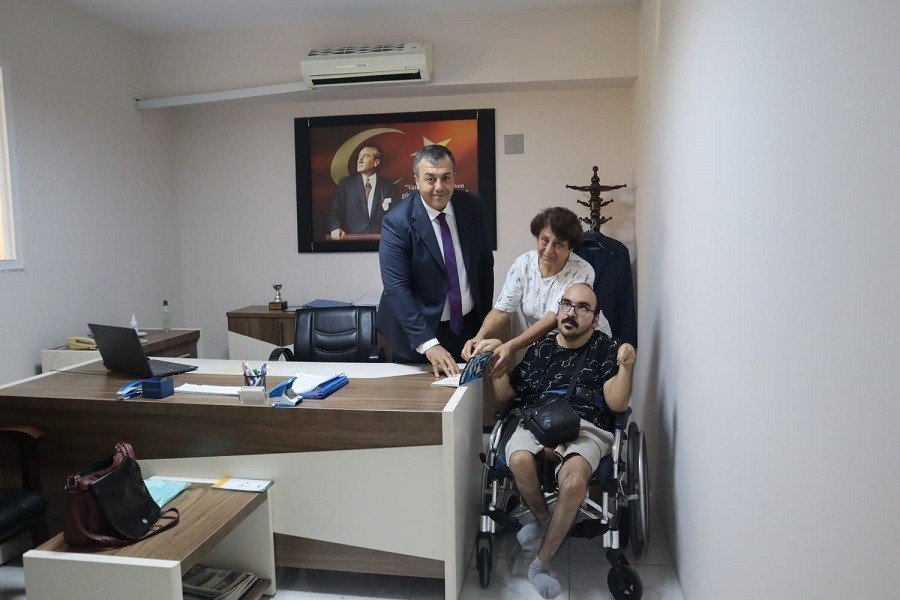 FİZİKSEL ENGELLİ M. EMRE ÖNCEL HAYATINDA YAŞADIKLARI TÜM ZORLUKLARA RAĞMEN