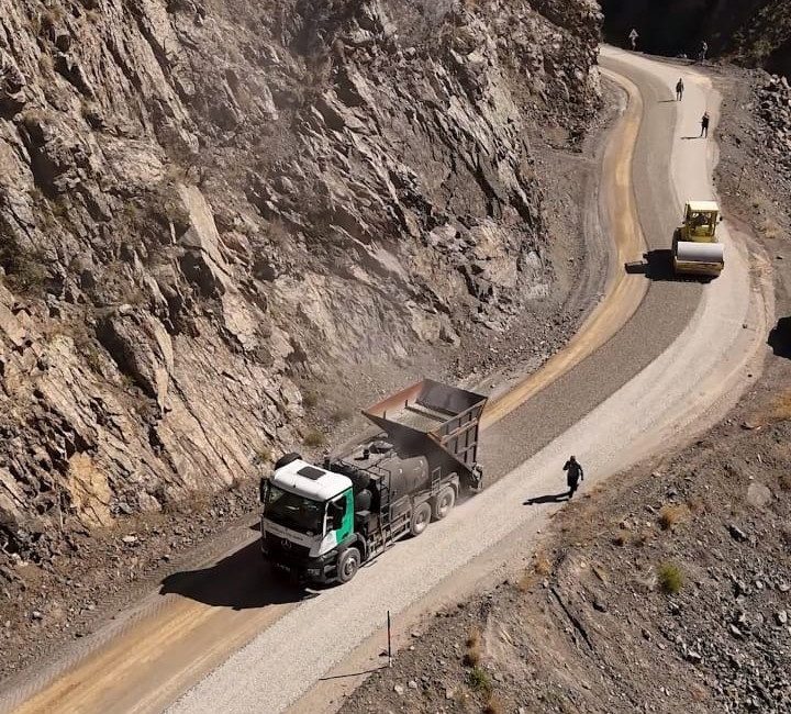 ERZİNCAN’DA KIŞ ÖNCESİ KÖY YOLLARI SIKINTISIZ ULAŞIMA HAZIR HALE GETİRİLDİ