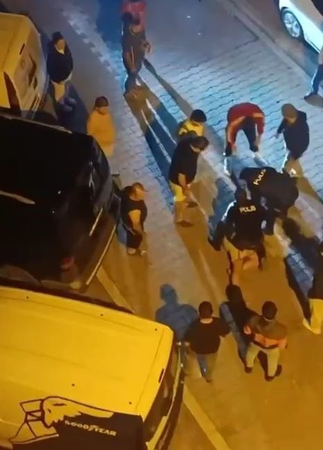 İSTANBUL ESENYURT’TA ALKOLLÜ ADAMIN DARP ETTİĞİ EŞİ, KENDİNİ SOKAĞA ATARAK