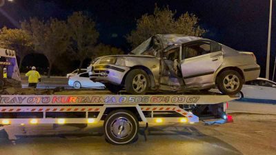 ESKİŞEHİR’DE 2 OTOMOBİLİN ÇARPIŞMASI SONUCUNDA MEYDANA GELEN TRAFİK KAZASINDA 1’İ