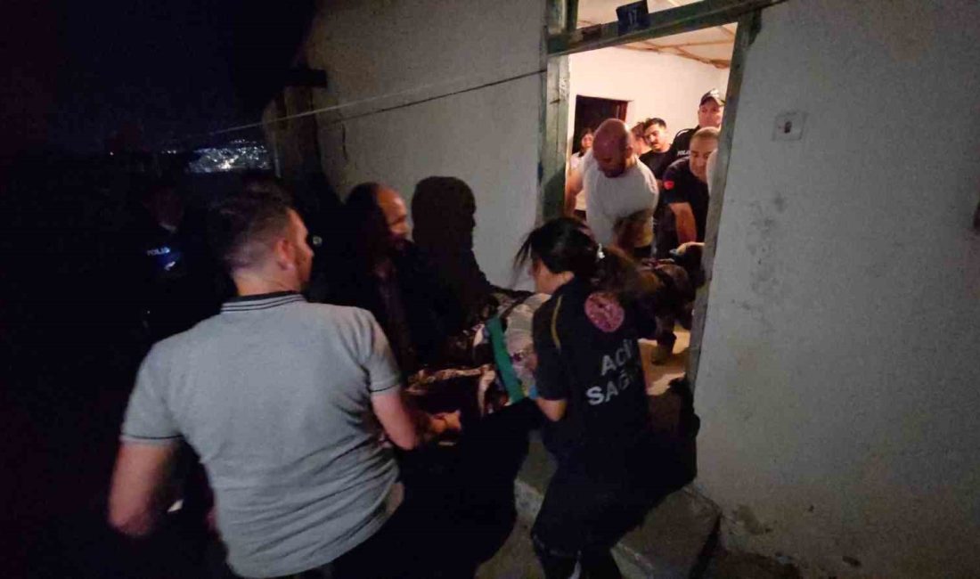 TOKAT'TA GÖÇÜK ALTINDA KALAN KADINA, SAĞLIK ÇALIŞANININ AMBULANSLA HASTANEYE GİDENE