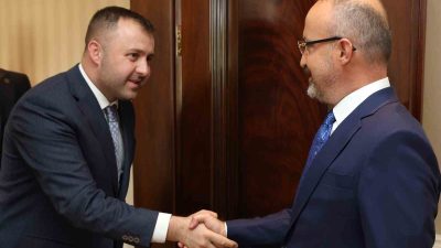 ÇANAKKALE'NİN EZİNE İLÇESİNİN BELEDİYE BAŞKANI GÜRAY YÜKSEL BERABERİNDEKİ HEYET İÇİŞLERİ