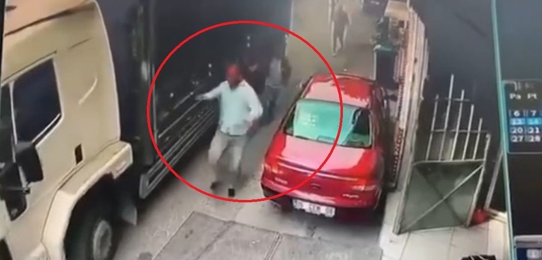 Bursa’da el freni çekilmeyen kamyon hareket etmeye başladı. Durumu gören