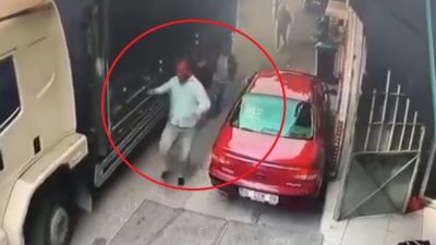 Bursa’da el freni çekilmeyen kamyon hareket etmeye başladı. Durumu gören