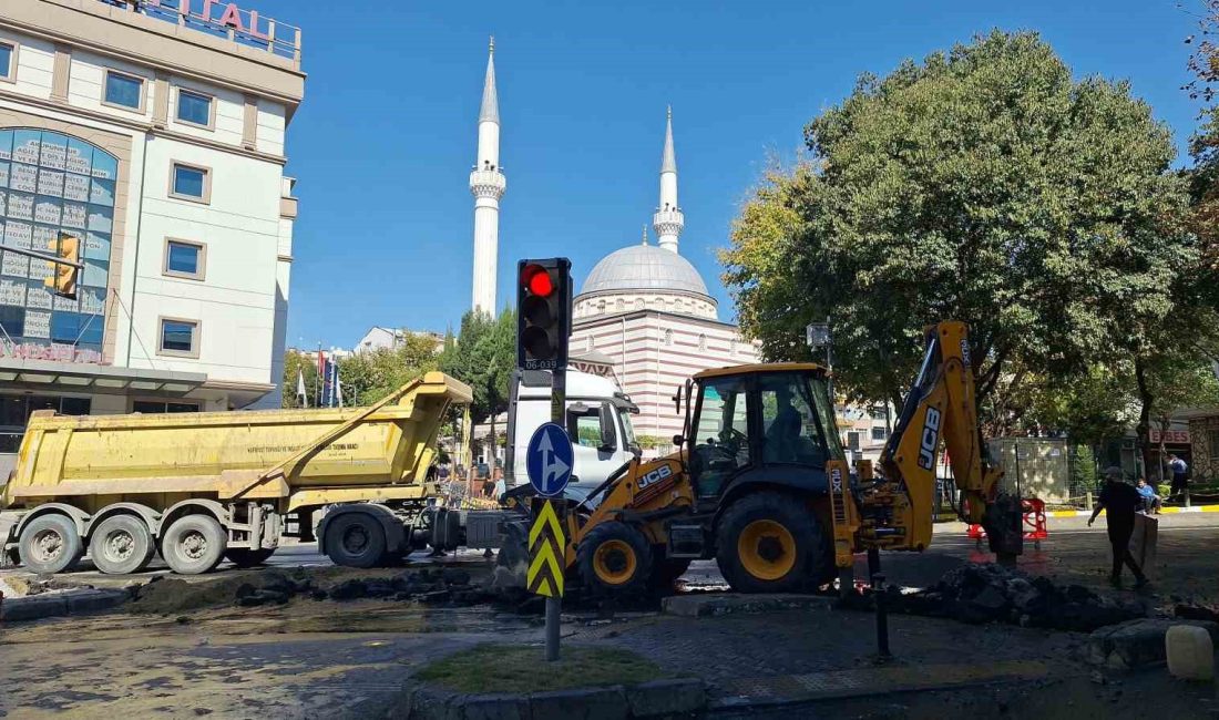 FATİH’TE BEDAŞ EKİPLERİNİN YAPTIĞI KAZI ÇALIŞMALARI SIRASINDA İSKİ’YE AİT SU