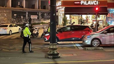 İSTANBUL FATİH'TE KARŞIDAN KARŞIYA GEÇMEK İSTEYEN BİR ADAMA TRAMVAY ÇARPTI.