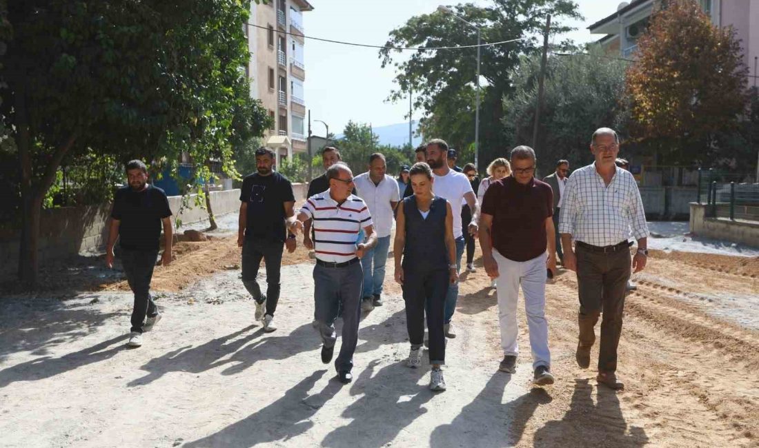 MAHALLE MUHTARI SÜLEYMAN ÇÖKMEZOĞLU, MECLİS ÜYELERİ VE ÇALIŞMA ARKADAŞLARIYLA BİRLİKTE