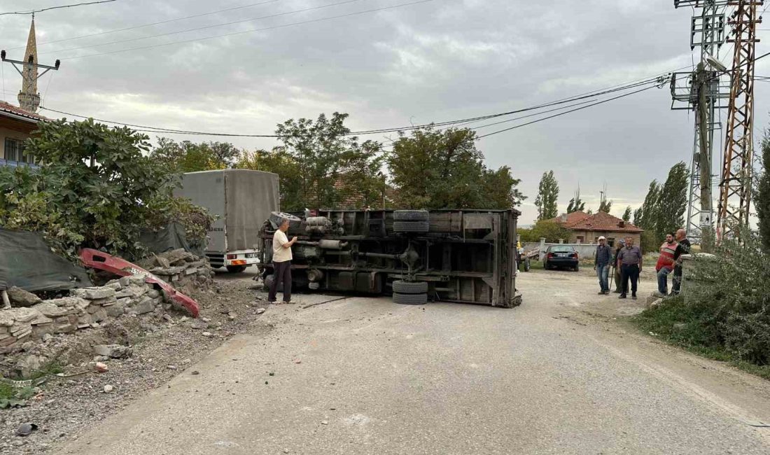 ANKARA'NIN KAHRAMANKAZAN İLÇESİNDE FRENİ BOŞALAN KAMYON, ÖNCE BİR ARACA ÇARPTI