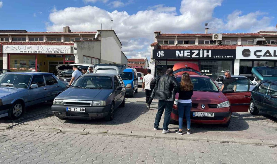 ESKİŞEHİR'DE HAFTA SONU NEDENİYLE OTO GALERİCİLERDE OLUŞAN YOĞUNLUK ESNAFIN YÜZÜNÜ