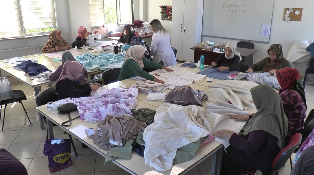 GAZİANTEP'TE AÇILAN MEFRUŞAT KURSUNA GİDEN KADINLARDAN KİMİLERİ ÜRETTİKLERİ ÜRÜNLERİ SATARAK