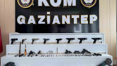 GAZİANTEP'TE SİLAH KAÇAKÇILARINA YÖNELİK YAPILAN OPERASYONDA 14 TABANCA İLE 1