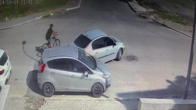 HATAY’DA BİR OTOMOBİL SÜRÜCÜSÜ GERİ GERİ GİDEREK, PARK HALİNDEKİ OTOMOBİLE