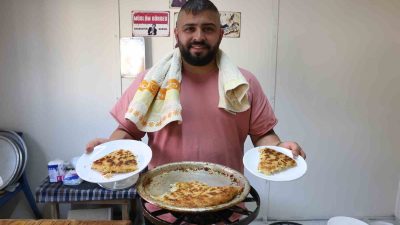 HATAY’IN ANTAKYA İLÇESİNDE KÜNEFE İŞİNİ YAPAN NURİ İMREN, ARKADAŞLARININ MEYDAN