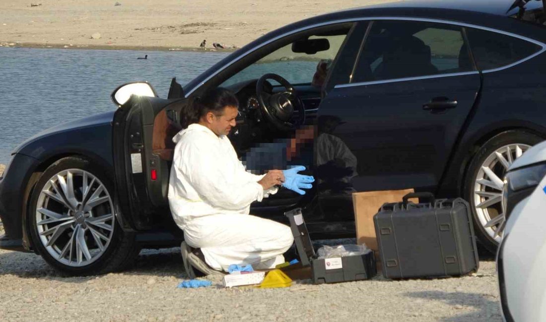 ADANA'DA BİR KİŞİ LÜKS OTOMOBİLİN İÇERİSİNDE SEVGİLİSİ OLDUĞU ÖNE SÜRÜLEN