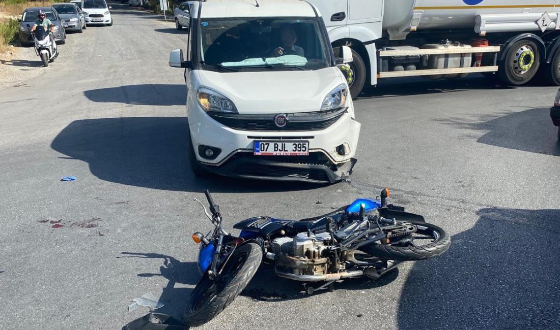 ANTALYA’NIN MANAVGAT İLÇESİNDE HAFİF TİCARİ ARAÇ İLE MOTOSİKLETİN ÇARPIŞMASI SONUCU