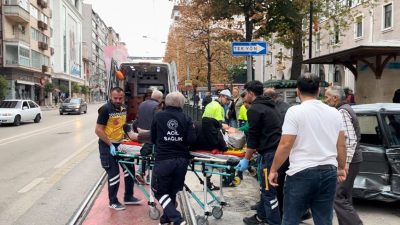 HAFİF TİCARİ ARAÇ OTOMOBİLLE ÇARPIŞTI : 2 YARALI