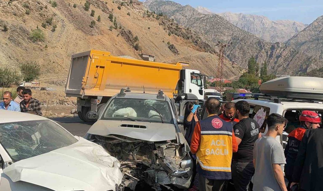 HAKKARİ-ÇUKURCA KARA YOLUNDA İKİ ARACIN KAFA KAFAYA ÇARPIŞMASI SONUCU İLK