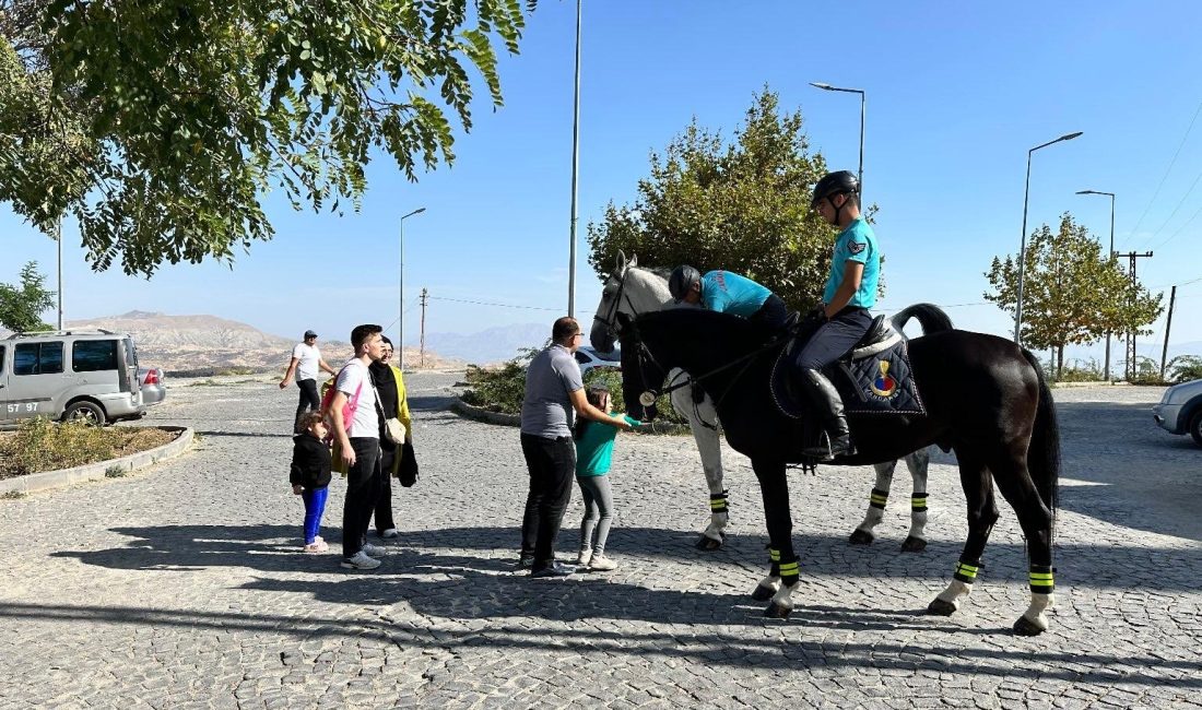 TARİHİ MAHALLE HARPUT'TA ATLI JANDARMA TİMİ YOĞUN İLGİ GÖRÜYOR