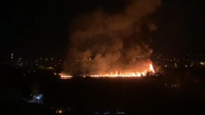 HASARLI BİNANIN ÇATI KATINDAKİ YANGIN KORKUTTU