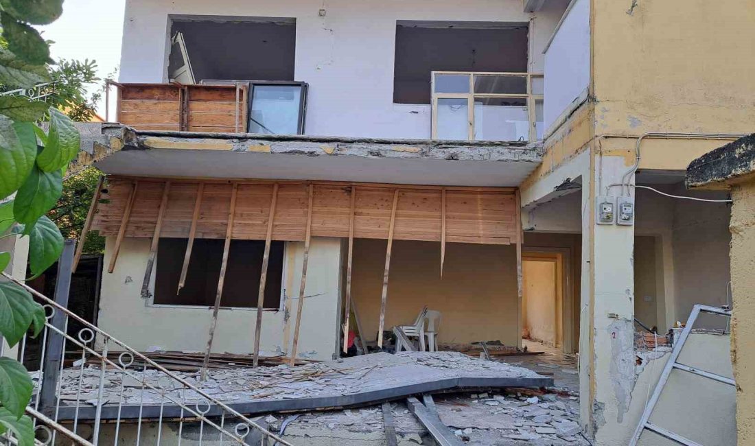 HATAY'DA AĞIR HASARLI 2 KATLI BİNANIN ÇÖKEN BALKONUN ALTINDA KALAN