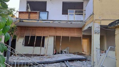 HATAY'DA AĞIR HASARLI 2 KATLI BİNANIN ÇÖKEN BALKONUN ALTINDA KALAN