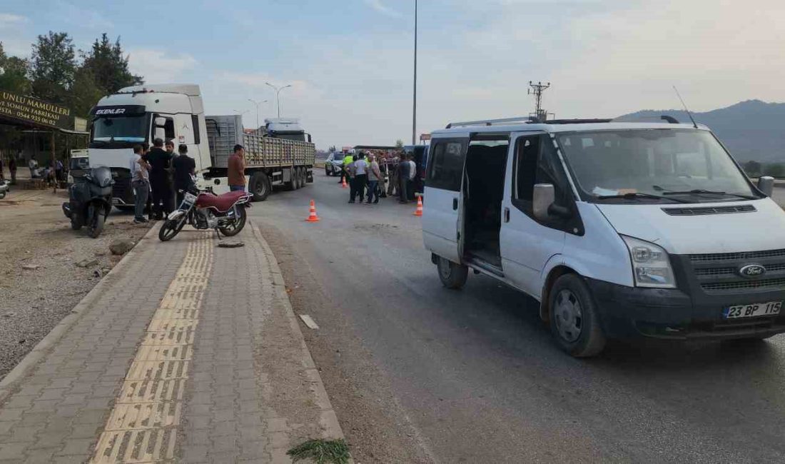 HATAY’IN HASSA İLÇESİNDE MİNİBÜSLE ÇARPIŞAN MOTOSİKLETİN SÜRÜCÜSÜ YARALANDI.