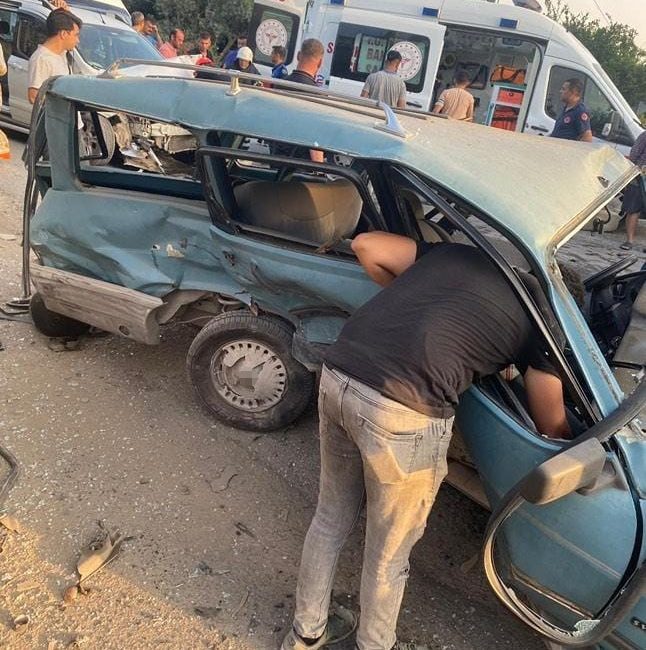HATAY'IN DÖRTYOL İLÇESİNDE 3 OTOMOBİLİN KARIŞTIĞI KAZADA, 5 ŞAHIS YARALANDI.