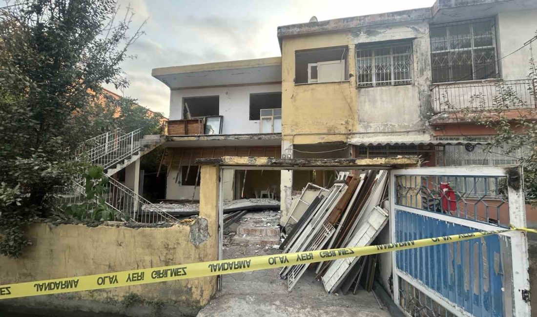 HATAY'DA DEPREMDE AĞIR HASAR GÖREN 2 KATLI EVLERİNİN KAPI, PENCERE