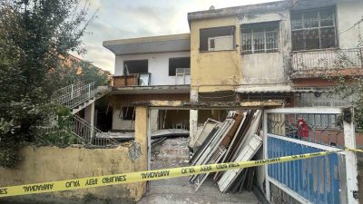 HATAY'DA DEPREMDE AĞIR HASAR GÖREN 2 KATLI EVLERİNİN KAPI, PENCERE