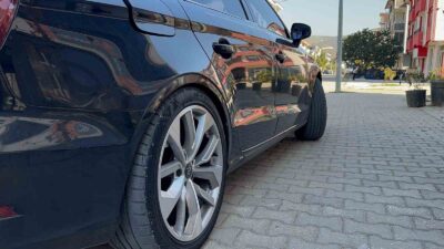 BURSA'NIN İZNİK İLÇESİNDE BİR VATANDAŞ, YENİ ALDIĞI MİLYONLUK ARACINA HAVA