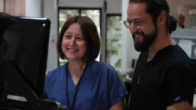 MANİSA MERKEZEFENDİ DEVLET HASTANESİNDE LABORATUVAR TEKNİKERİ OLARAK GÖREV YAPAN ANNE