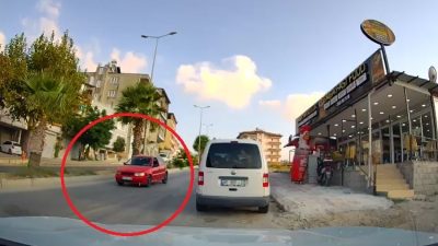HATAY'IN DEFNE İLÇESİNDE BİR SÜRÜCÜNÜN TRAFİĞİN AKTIĞI YÖNDE ARACIYLA GERİ